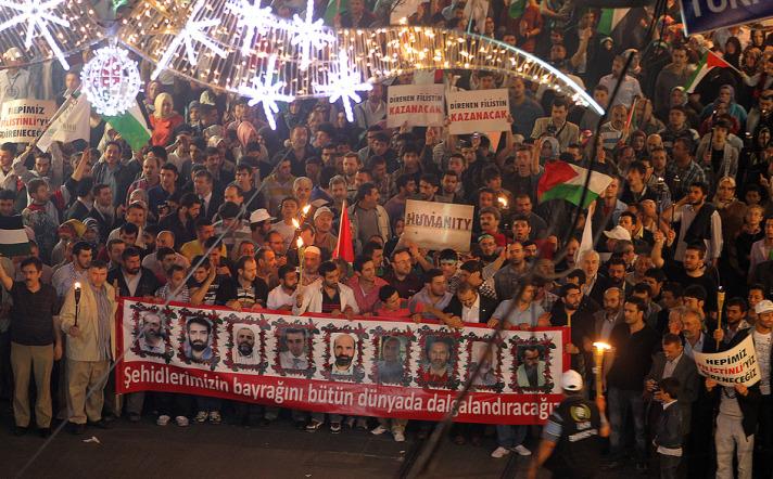 İnsan Hak ve Hürriyetleri (İHH) İnsani Yardım Vakfı, İsrail'in Gazze'ye yardım götüren Mavi Marmara gemisine saldırısının birinci yılında, BBP ve Saadet Partisi üyeleri ile çok sayıda STK temsilcisinin yoğun katılımıyla Beyoğlu'nda protesto gösterisi düzenledi.