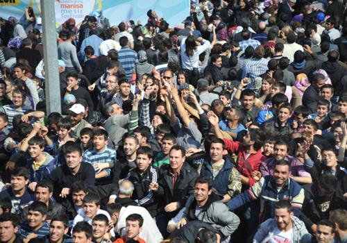 471. Uluslararası Mesir Festivali kapsamında, kortej yürüyüşü ve mesir macununun saçım töreni yapıldı. Mesir macunu saçımı sırasında izdiham yaşanırken, Osmanlı padişahlarını canlandıran oyuncular,geçmiş hakkında kısa bilgiler verdi.