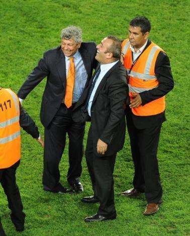 Shakhtar Donetsk'in UEFA Kupası'nı almasına en çok sevinen isimlerden biri de Galatasaray'ın eski yöneticisi Abdürrahim Albayrak oldu. Sahaya dalan Albayrak'ı gören Lucescu şaşkına döndü.