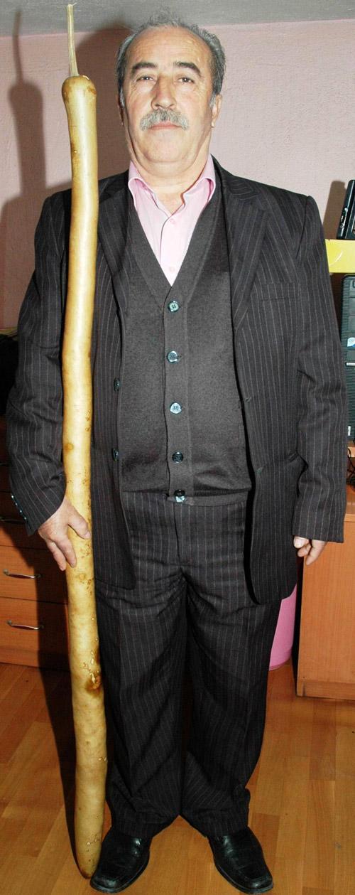 &Ccedil;abuk, "Ge&ccedil;tiğimiz yıl emekli olduktan sonra k&ouml;ydeki evimin bah&ccedil;esinde meyve ve sebze yetiştirmeye başladım. Ektiğim kabak tohumları 10 adet mahsul verdi. Bunlardan bir tanesini tohumluk olarak bırakıp diğerlerini yemek i&ccedil;in topladım. Tohumluk olarak bıraktığım su kabağı ise b&uuml;y&uuml;yerek benimle aynı boya ulaştı. Tarım İl M&uuml;d&uuml;rl&uuml;ğ&uuml; yetkililerine g&ouml;t&uuml;rd&uuml;ğ&uuml;mde onlarda &ccedil;ok şaşırdılar ve arşivlerine koymak i&ccedil;in fotoğrafını &ccedil;ektiler." dedi.