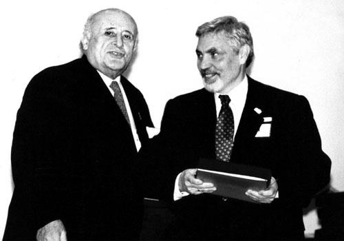 Ozan Sağdıç, Devlet Sanatçısı ilan edildiği törende dönemin Cumhurbaşkanı Demirel ile