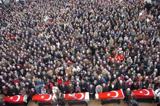 Gümüşhane'nin Zigana Dağı bölgesinde çığ düşmesi sonucu hayatını kaybeden 10 kişi son yolculuğuna uğurlandı. Trabzon Valiliği önündeki törende acı, gözyaşı ve hüzün vardı.