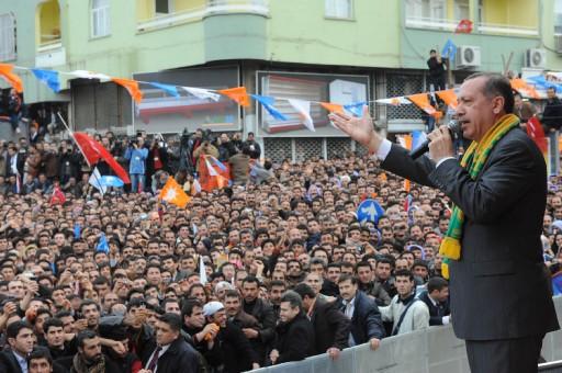 AK Parti Genel Başkanı ve Başbakan Recep Tayyip Erdoğan'ın Şanlıurfa mitinginde izdiham yaşandı. Erdoğan, aşırı kalabalıktan dolayı Şanlıurfa'daki miting alanına giremedi