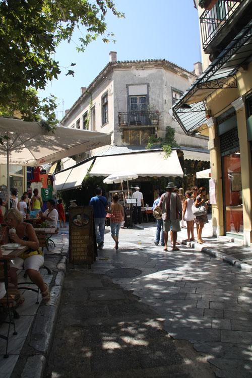 Atinanın turistik merkezi Plakanın dar sokaklarından biri.