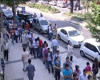 <B>LYS BAŞVURULARI BAŞLIYOR</B><BR><BR>
Y&uuml;ksek&ouml;ğretime Ge&ccedil;iş Sınavı (YGS) puanlarından biri 180 ve &uuml;st&uuml; puan alan adayların başvuracağı Lisans Yerleştirme Sınavlarına başvurular yarın başlayacak. LYS başvuruları 6 Mayıs'ta sona erecek.