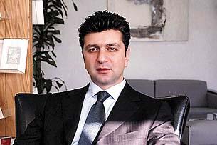 <p><strong><span style="color: #0000ff;">Akın İpek:</span></strong> Boğaz'da yalı operasyonuna imza atan bir diğer isim de Koza-İpek Holding'in patronu Akın İpek oldu. İpek, 2010'un Ekim ayında İstanbul'un gözde semti Bebek'te bulunan Handan Aksu ve kızı Suzan Aksu'ya yol yalısını 21 milyon 500 bin dolara satın aldı. 2 bin 700 metrekare arsa içerisinde yer alan bu yol yalısı 700 metrekare kapalı alana sahip. Buna ek olarak 150 metrekare büyüklüğünde müştemilat bölümünün de yer aldığı yalının bahçesinde basketbol sahası, açık yüzme havuzu ve bir de sera bulunuyor.</p>