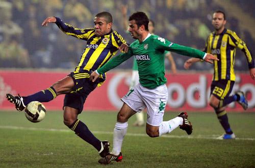 Fenerbahçe Bursaspor'u 1-0 yenerek avantaj kazandı