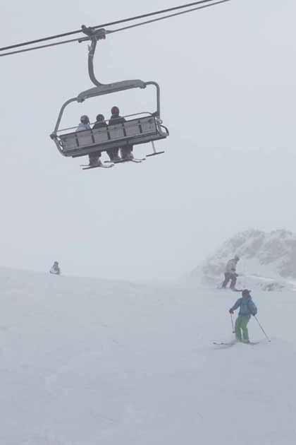 İsviçre: Verbier şehrinin kayakçıları, kısa bir süre içinde beklenen daha çok kar ve daha soğuk havanın öncesinde karın keyfini çıkarıyorlar.