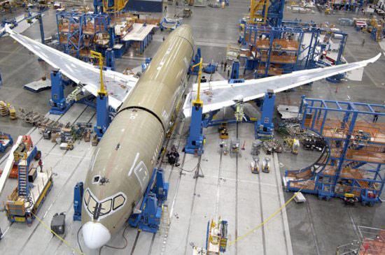 ANA, yeni uçağın metal gövdeli Boeing 767 modelinden yüzde 52 daha uzun mesafelere gidebildiğini, uçuş mesafesi açısından yüzde 20 yakıt tasarrufu sağladığını açıkladı.