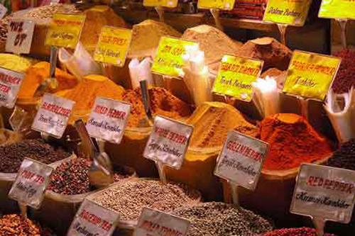 Dünyanın en eski ve en büyük alışveriş merkezleri olan Kapalıçarşı ve Mısır çarşısı mimari yapısı ve restorastonu ile ziyaretçileri büyülüyor.