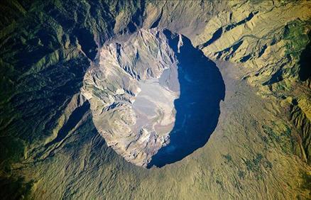 Endonezyanın Sumbawa Adasında yer alan Tambora Volkanı