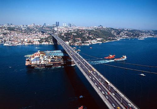 İSTANBUL ---
İstanbul'da 3 bölgede 862 aday adayı için parti üyeleri oy kullanıldı. Ak parti teşkilatlarında görev yapan 5450 kişinin oy kullandığı yoklamalarda İl Başkanlığındaki görevinden ayrılarak milletvekili aday adayı olan Bülent Turan birinci olarak çıktı.
Açıklanan sonuçlara göre:
1. Bölgede eski Pendik Belediye Başkanı Erol Kaya geçerli 1805 oyun 1395ini (yüzde 77) alarak birinci oldu.
2. Bölgede geçerli 1671 oyun 1372sini (yüzde 82) alan Bülent Turan ilk sırada yer aldı. Bölgesindeki geçerli oyların yüzde 82sini alan Bülent Turan İstanbuldaki en yüksek oy oranına ulaşmış oldu.
3. Bölgede Nurettin Nebati geçerli 1663 oyun 1242sini (yüzde 75) alarak birinci oldu.