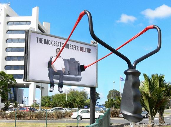 Bu reklamda da arka koltukta kemer kullanmamanın nasıl bir etki oluşturacağına dikkat çekiliyor