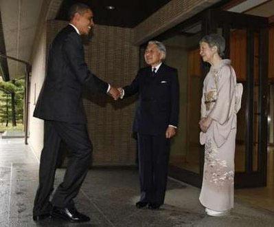 Forbesun geçen hafta Dünyanın en güçlü adamı olarak ilan ettiği ABD Başkanı Barack Obamanın Japonya ziyareti sırasında Japon İmparatoru Akihito karşısında eğilmesi kriz yarattı.