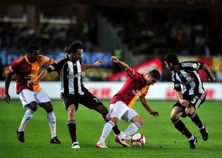 Galatasaray ilk derbiyi farklı kazandı