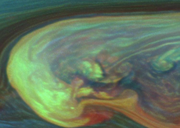 Uzay aracından elde edilen verilere göre, fırtına sırasında saniyede yaklaşık 10 şimşek çakıyor. Bu sırada açığa çıkan enerjinin, Dünya'daki yıldırımlardan 10 bin kat daha fazla olduğu belirtiliyor. Kasırga, daha önce gezegende 2009'da tespit edilen selefinden 500 kat daha büyük.