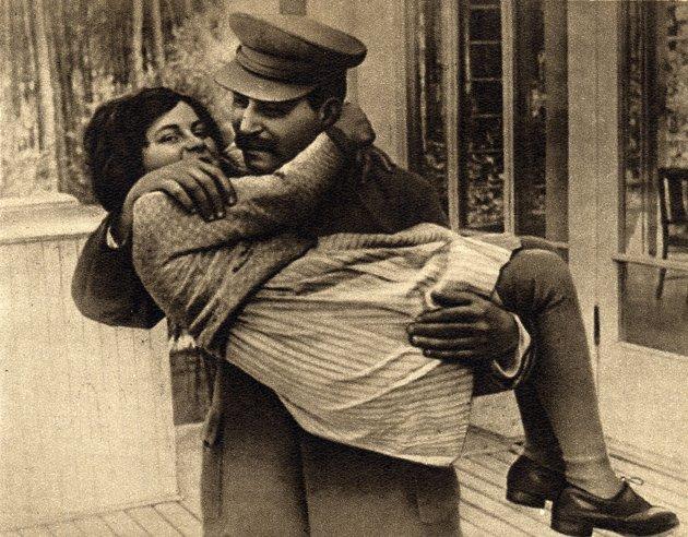 Babasının paranoyak olduğunu söyleyen Sovyet diktatör Josef Stalin'in tek kızı Svetlana Alliluyeva, 22 Kasım'da ABD'nin Wisconsin kentinde kanserden hayatını kaybetti.