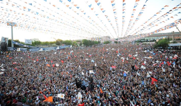 Erdoğan, Bingöl mitingi sonrası geçtiği Elazığ'da İstasyon Meydanı'nda büyük bir kalabalığa hitap etti.