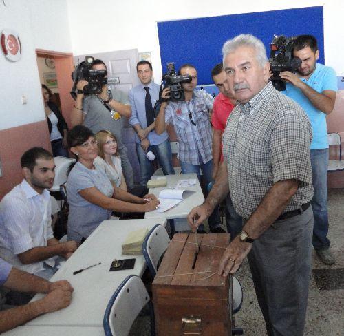 Hakimler ve Savcılar Yüksek Kurulu (HSYK) Başkanvekili Kadir Özbek, halk oylamasının hukuk devleti ve Türkiye adına hayırlı olmasını diledi.