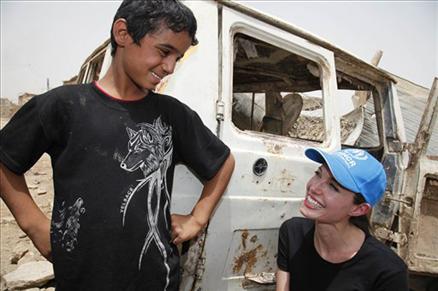 Jolie, Iraklı anneleri Size okul ve hastane bulunması için Birleşmiş Milletler ve Irak hükümetinden destek isteyeceğim. Siz yoksul olduğunuz için değil, Irak'ın geleceği olduğunuz için yardıma muhtaçsınız diye teselli etmeye çalıştı.