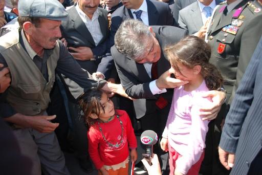 Cumhurbaşkanı Abdullah Gül, Bitlis'in düşman işgalinden kurtuluşunun 93. yıl dönümü dolayısıyla düzenlenen törenlere katılmak üzere geldiği şehirde sevgi selinin ortasında kaldı