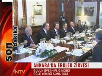 Cumhurbaşkanı Abdullah Gül, yasama, yürütme ve yargı organlarının başkanlarını 'yeni yıl' yemeğinde ağırladı.