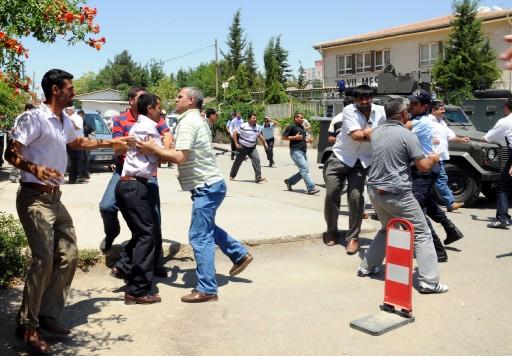 Şanlıurfa'nın bağımsız milletvekili ve Şeyhanlı aşiretinin lideri Seyit Eyüpoğlu'nun torunu kaçıran fidyeciler, adliyeye çıkarılışı sırasında linç edilmek istendi. Polis zanlıları zor kurtardı