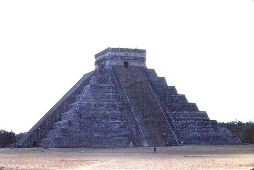 <p><strong><span style="color: #0000ff;">2. Chichen Itza, Meksika</span></strong></p><br>
<p>Chichen Itza (ya da okunuşuyla Çiçen İtza), Meksika'nın Yucatan Yarımadası'nda, Valladolid ve Mérida arasında yer alan, Kristof Kolomb öncesi dönemde kurulmuş bir Maya kentidir. Muhtemelen bir dönem Yucatanın dini merkezi olmuştur. <br>Günümüzde Meksikanın en çok ziyaret edilen ikinci arkeolojik sit alanıdır. Chichen-Itzadaki El Castillo (kale) adıyla tanınan Kukulkan (Kukuul Kaan) piramidinin yüksekliği üst platforma nazaran 24 m'dir. (10. yy. sonunda yüksekliği 40 m olan Uxmal'daki piramitten daha alçaktır.) 7 Temmuz 2007'de seçilen dünyanın yeni yedi harikasından biridir. Efsaneye göre kent 10.yy.da Quetzalcoatl önderliğindeki Toltekler'ce alınmıştır.</p>