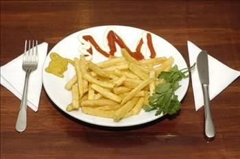 PATATES KIZARTMASI: Patates kızartmsının içinde yüksek oranda bulunan akrilamid maddesi nedeniyle uzun süre tüketilirse damar sertliği, şişmanlık ve kansere neden olabiliyor.