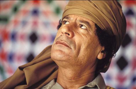 Lider!
Kaddafi ülkesini demir yumrukla yönetiyor. Daha önce kendisini hedef alan birçok suikast girişimini ve iktidarının sonunu getirecek birçok hamleyi savuşturmayı başardı. Libyanın petrol rezervlerinden elde edilen büyük gelirleri vatandaşlarının durumunu düzeltmek için kullanmış olsa da Libya ekonomisi hala düşük verimlilik ve kronik durgunluk sorunlarıyla baş etmeye çalışıyor.