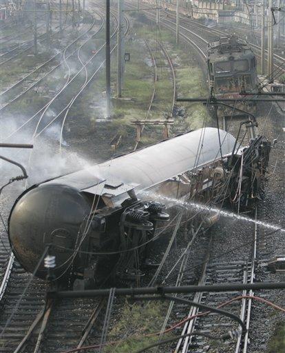 İtalya Viareggio kasabası istasyonunda raydan çıkan, sıvılaştırılmış doğal gaz yüklü iki vagonda meydana gelen patlama sonucu onlarca kişi öldü, ortalık savaş alanına döndü