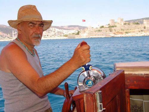 Spor basınının renkli simalarından ve Beşiktaş camiasının sevilen ismi Kazım Kanat, tedavi gördüğü hastanede hayatını kaybetti.