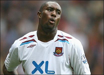 Milliyet-G.Saraylılar'ı heyecanlandıran iddia

Galatasaray'ın, İngiltere Premier Lig takımlarından West Ham United'ın forvet oyuncusu Carlton Cole'yi transfer etmek için yeniden harekete geçtiği iddia edildi.



İngiliz haber sitesi Sky Sports, sezon başında Carlton Cole için transfer teklifi yapan Galatasaray'ın, ara transfer döneminde de İngiliz kulübü ile yeniden masaya oturacağını yazdı. 



Galatasaray'ın ilk yaptığı teklifin, West Ham United Menajeri Sam Allardyce tarafından reddedildiği vurgulanırken, İngiliz futbolcunun da Galatasaray'da oynamaya sıcak baktığı ifade edildi.