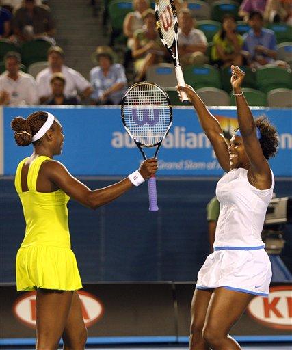 Avustralya Açık'ta ilk şampiyonlar belli oldu. Serena Williams ve Venus Williams kardeşler, Wimbledon ve Olimpiyatlar'da olduğu gibi şampiyonluğu kimseye kaptırmadı