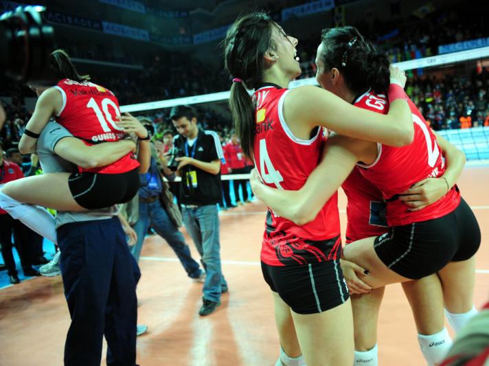 6′lı play off turunda bir diğer Türk temsilcisi Eczacıbaşı VitrA ile eşleşen Vakıfbank Güneş Sigorta Türk Telekom, ilk maçı 3-0 kazanarak ikinci maç için avantaj elde etti...