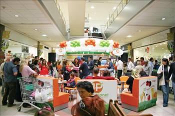 JUICE PLANET
40tan fazla çeşidi var

Müşterilerine taze sıkılmış meyve ve sebze suyu Juice Planetin halen 16 şubesi bulunuyor. Bu şubelerin sadece İzmir Tesco Kipa AVMde açılanı Planet Gıda tarafından işletiliyor. Kalanların tamamı franchise olarak açılmış. Şirket, 2 tip meyve suyu barı açıyor. Birincisi, yaklaşık 6 metrekare gibi küçük bir alanda açılıyor. Bu konsept sınırlı bir menüye sahip. İkincisinde ise çok zengin bir menü seçeneği var. Kafe konseptinde açılıyor ve kullanım alanı 20-40 metrekare arasında değişiyor. Juice Planet meyve suyu barlarında, doğal ve taze meyvelerden elde edilen meyve sularının satışı yapılıyor. Ayrıca farklı meyvelerden oluşturulan karışımlarla alternatif lezzetler yaratılıyor. Juice Planette halen 40tan fazla meyve suyu kokteyli, 12 smoothie çeşidi ve 15 sebze karışımı bulunuyor.
Telefon: 0232 463 96 84
Web: www.juiceplanet.com.tr