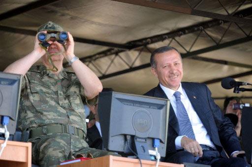 Başbakan Erdoğan, Genelkurmay Başkanı Org. İlker Başbuğ, Efes-2009 Tatbikatı'nın fiili atışlı seçkin gözlemci gününe katıldı. tatbikatta bir çok ilk de gerçekleşti.