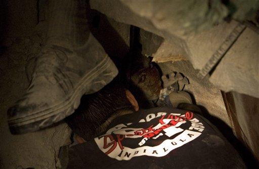 Haiti'de enkaz altında can pazarı
