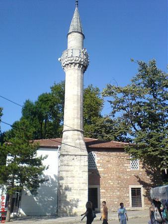 14- Kanlıca İskender Paşa Camii: İskender Paşa Camii diğerlerinden daha kalabalık, daha neşeli bir mabet. Avlusunda türbe, çeşme ve muvakkithanesi, hemen sağ yanında el işi yapıp satan kadınlar, önünde çay bahçeleri var. Cemaati de pek az sayılmaz. 1560 tarihinde yapılan caminin ahşap pencerelerinden çevresinde koşuşturan çocukları izlemek, diğer camilerin yalnızlığından sonra epey sevindirdi bizi.