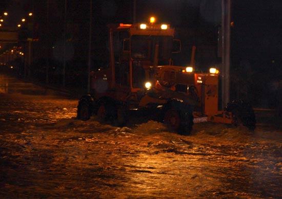 Geçen haftaki selin şokunu atlatamayan Giresun'da 100'ü aşkın evi su bastı, alt yapı isstemi büyük hasar gördü, Karadeniz Sahil Yolu kapandı, vatandaylar yollarda kaldı.