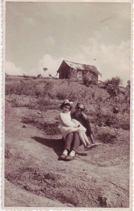 <b>Mehmet Akif Ersoy’un oğlu Tahir bey ve kızı Suad Hanım</b> <br><br>Mehmed Akif’in kızı Suad Hanım’a yazdığı mektuptan<br><br>  “Bizler şimdiki halde hamdolsun iyiyiz: tahir ufak bir hastalık ge&ccedil;irdi. Lakin bug&uuml;nlerde iyidir, mektebine gidip, geliyor.  Anen de b&ouml;yle giderse fena değil. G&ouml;ğs&uuml;nden &ccedil;okluk şikayeti yok. İstanbul’dan geldiği zaman hali harap idi. Hamdolsun bug&uuml;nlerde iyi… Kuzum evladım mektup yazın, uzun boylu bekletmeyin”