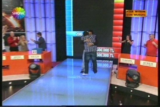 Sonunda beklenen oldu... Show TVde Acun Ilıcalının sunduğu Var mısın yok musun yarışmasında bir yarışmacı 128 milyarı reddedek kutuya gitti ve 500 milyarı kazandı.