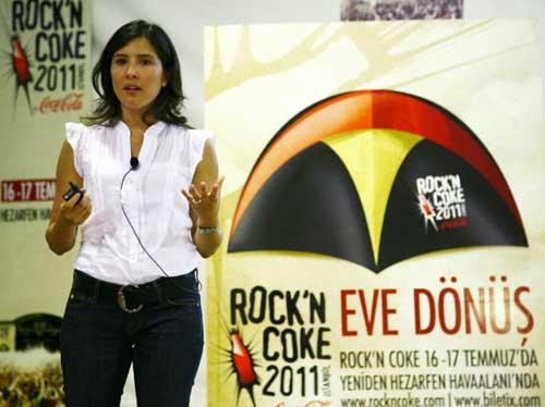Coca-Cola tarafından Pozitif Productions organizasyonuyla gerçekleştirilen ''Rock'n Coke Festivali'', ana sahnedeki Türkçe rock müzik grubu Çilekeş'in konseriyle başladı.