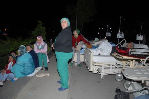 Bursa Yıldırım Merkez İlçesi'nde Şevket Yılmaz Devlet Hastanesinde yangın çıktı. 1'i çocuk 39 hastanın başka hastanelere sevk edildiği yangın sonucu 3'ü kadın 8 kişi hayatını kaybetti.