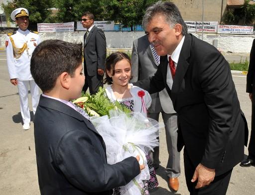 Cumhurbaşkanı Abdullah Gül, Bitlis'in düşman işgalinden kurtuluşunun 93. yıl dönümü dolayısıyla düzenlenen törenlere katılmak üzere geldiği şehirde sevgi selinin ortasında kaldı