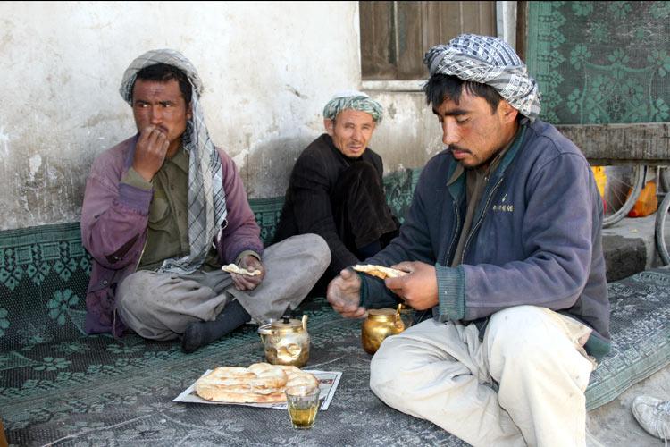 Kabil esnafının sabah kahvaltısı... Yeşil çay ve pide (ekmek)