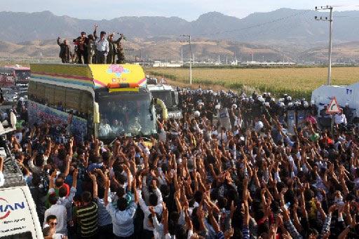 Dün teslim olan ve bugün pişman olduklarını beyan ettiklerini açıkladıktan sonra mahkemede serbest bırakılan PKK'lılar Habur'dan coşku içinde ayrıldı. PKK'lılar DTP otobüsü üstünde halkı selamladı...