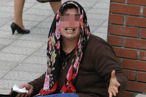 KAYIP KIZININ POLİS TARAFINDAN BULUNUP KENDİSİYLE GELMEK İSTEMEMESİ ÜZERİNE GÖZYAŞI DÖKEN ANNE F.T., ADLİYE ÖNÜNDE SNİR KRİZİ GEÇİRDİ. (MUAMMER AY/SAMSUN-İHA)