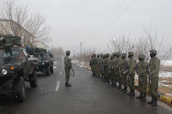 Bingöl Merkez, Adaklı-Karlıova ilçeleri ile İstanbul ilinde 16 ayrı adrese eş zamanlı Jandarma Özel Harekât, Jandarma Komando, Jandarma Asayiş Komando timleri ile sivil Jandarma ekiplerinden oluşan yaklaşık 400 personelle, zırhlı araç ve helikopter destekli icra edilen operasyonel faaliyette, aralarında 3 köy muhtarının da bulunduğu 16 şahıs gözaltına alınmıştır" denildi.