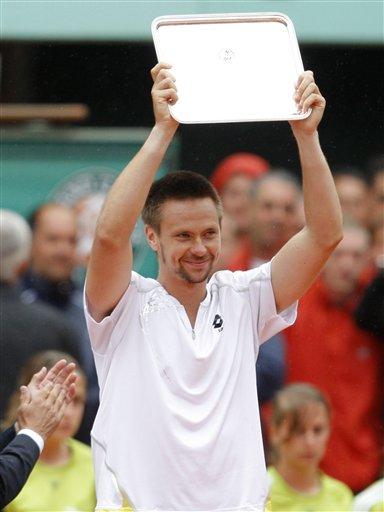 Roland Garros'u hiç kazanamamış 13 Grand Slam şampiyonu Roger Federer, hayatının en büyük hayalini gerçekleştirip daha önce 3 kez finalde Nadal'a yenildiği Fransa Açık'ta şampiyon oldu...
